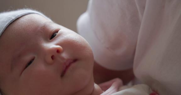 母亲怀抱里的婴儿睡眼朦胧 TVC广告特写镜头