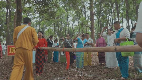 云南旅游德宏泼水节开幕式傣族妇女顶棍比赛
