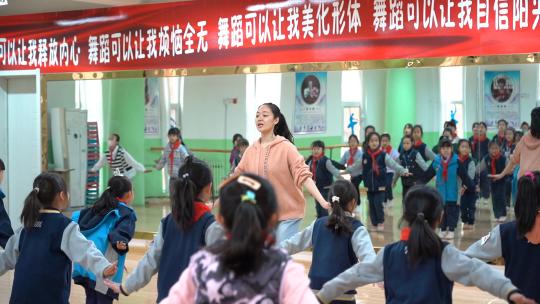 小学舞蹈兴趣班活泼的课堂氛围