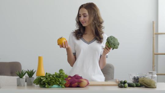 年轻女人在厨房准备食物