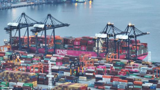 航拍城市物流海洋运输出口集装箱港口码头