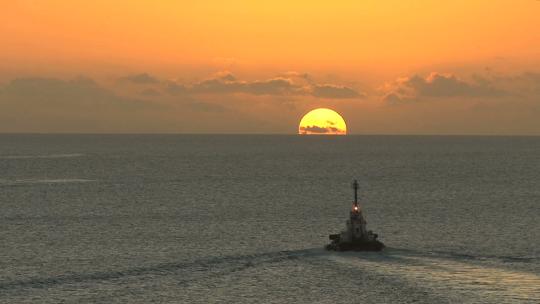 航拍夕阳海面货轮