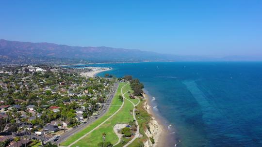 无人机从加州圣巴巴拉海滩的悬崖上摇下来