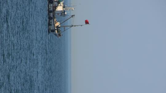 春季出海作业的威海渔船