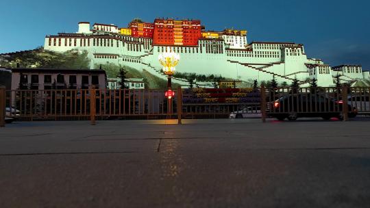 夜晚的西藏拉萨布达拉宫广场洒水倒影