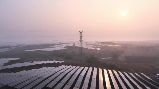 日出时分太阳能光伏发电站航拍