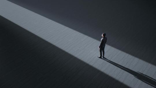 开门建筑光影 脚步光影逆光前行