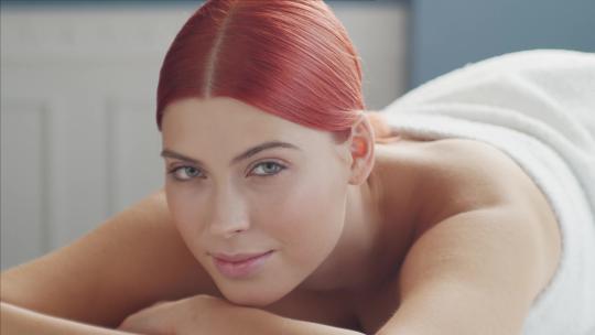 美丽的女人在水疗沙龙得到美容和放松治疗程序视频素材模板下载