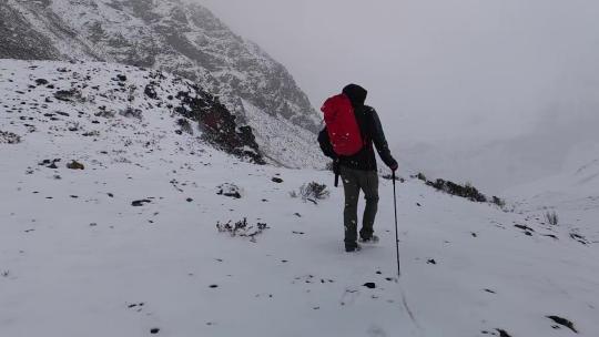 攀登岷山山脉主峰雪宝顶的登山者脚步慢动作
