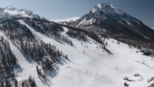 无人机捕捉到滑雪者滑雪鸟瞰图的冬季滑雪场