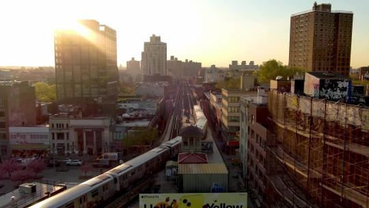 城市航拍纽约布鲁克林威廉斯堡地铁列车进站