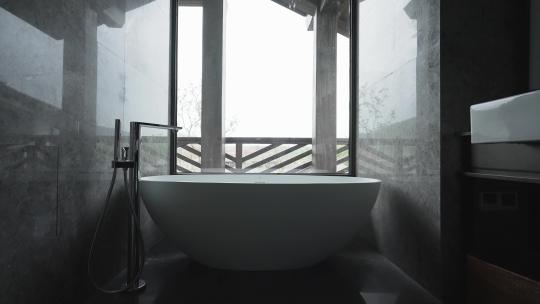 酒店浴室浴缸和落地玻璃窗