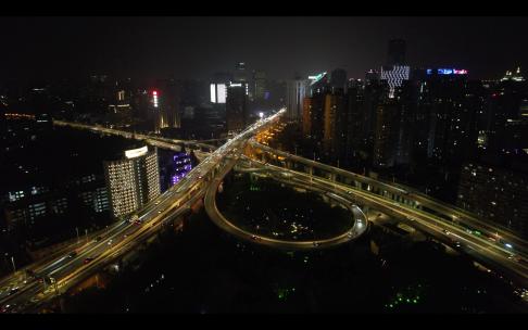 夜晚城市中的上海高架桥