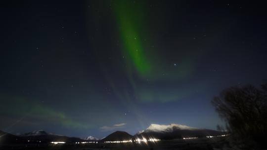 挪威山脉上方北极光的延时摄影4K