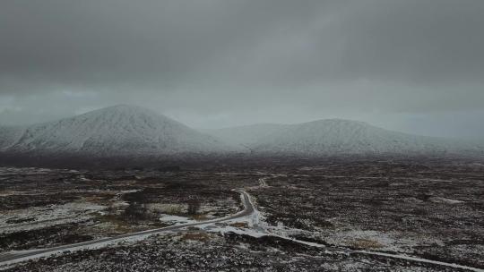 积雪下的公路