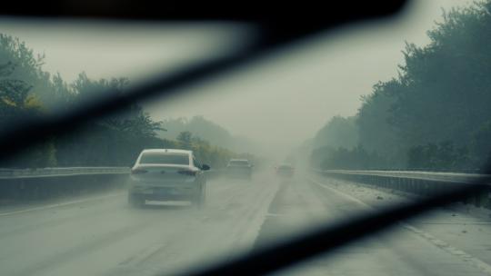 大雨恶劣天气车辆行驶
