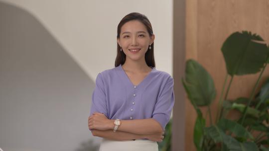 4K Log 商务美女自信微笑