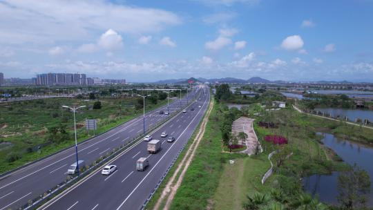 蓝天白云城市道路桥梁车流