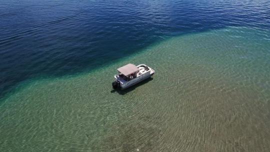 一艘浮舟停泊在罗斯康门希金斯湖底特律角的落脚点边缘，