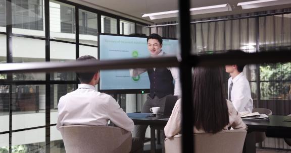 领导在会议上给同事加油打气