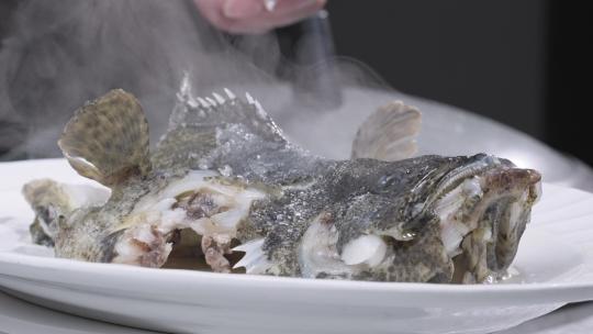 厨师制作清蒸石斑鱼视频素材模板下载
