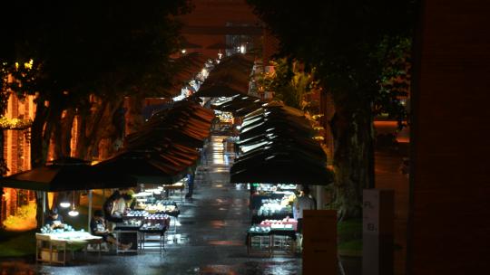 江西景德镇陶溪川陶瓷市集夜晚街景