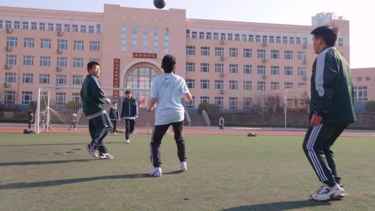 校园操场上踢足球-足球比赛视频素材模板下载