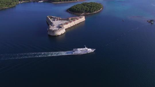 经过亚得里亚海圣尼古拉斯要塞的旅游船，克罗地亚沿海，空中