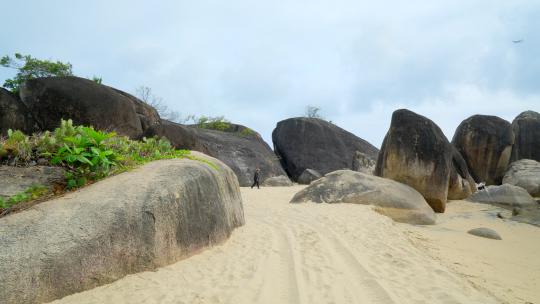 海边沙滩巨石 海滩岩石礁石