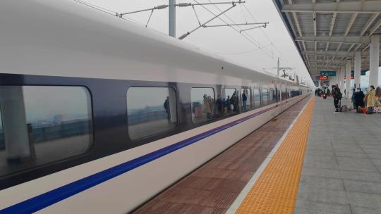 江西上饶站火车站进站的高铁动车组视频素材模板下载