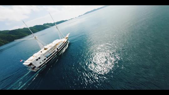 FPV无人机航拍游艇行驶在蓝色大海上四王岛