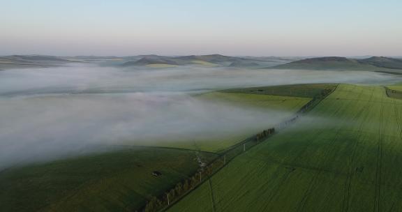 航拍内蒙古垦区晨雾下的大面积农田
