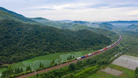 湖州境内一带一路宣杭铁路乡村振兴货运列车视频素材模板下载