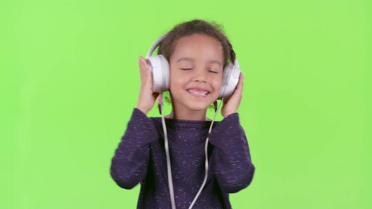 孩子听耳机里的音乐视频素材模板下载