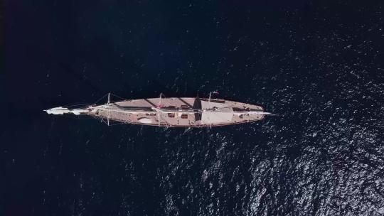 海面静止的游船俯视航拍视频素材模板下载