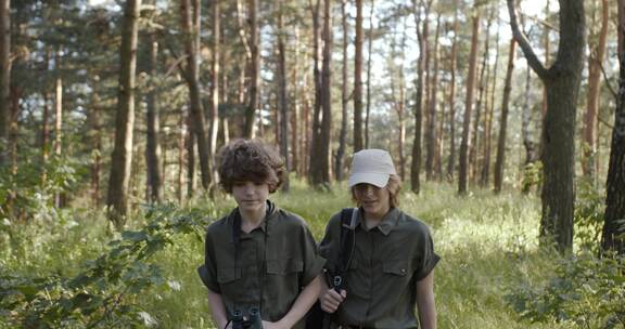 两个男孩在树林里散步