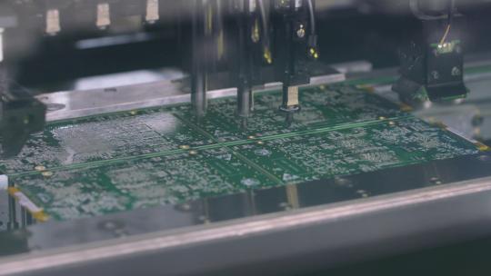 工作中的工厂机器芯片制造光刻机电路板芯片