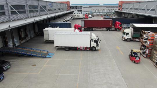 物流园 货车 物流 厢式货车 卡车视频素材模板下载
