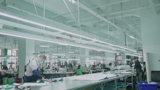 制衣厂工人裁剪缝制衣服视频素材模板下载