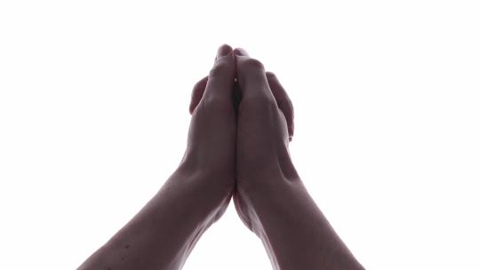 双手合十祈祷的特写镜头