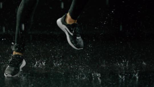 雨中舞者脚步视频素材模板下载