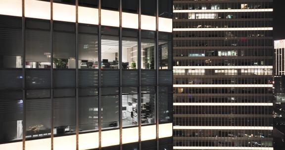 上海陆家嘴写字楼晚上开灯加班的办公室