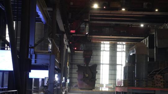 实拍钢铁企业冶金工厂安全生产炼钢天车出钢