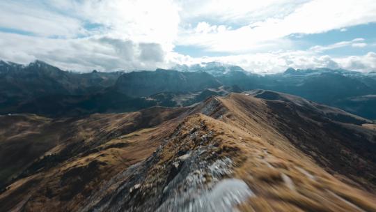 穿越机航拍山脊线