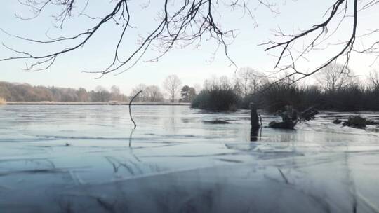 冬天结冰的湖