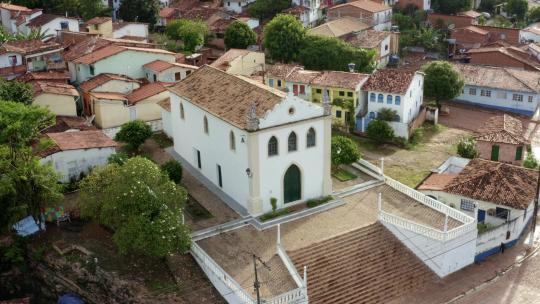美丽的无人驾驶飞机拍摄了19世纪山城伦索斯的一座天主教教堂