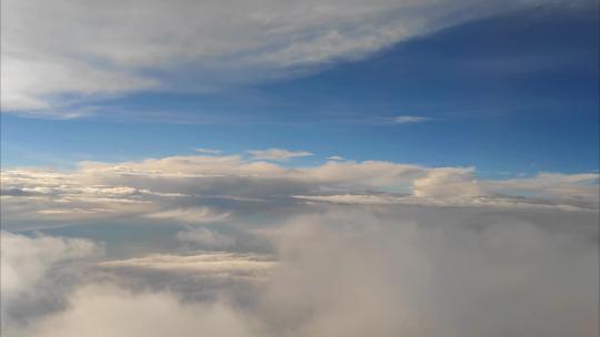 飞机窗视角的天空云海风光