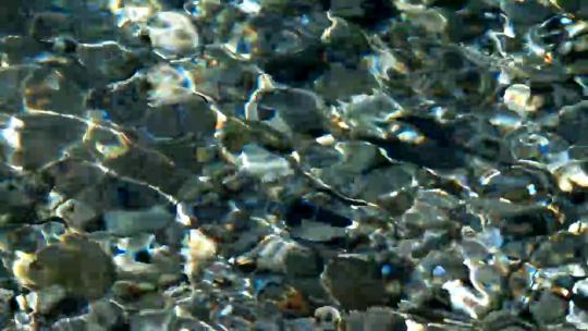 2696_底部有岩石的晶莹剔透的水