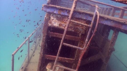 水下生锈的船只视频素材模板下载