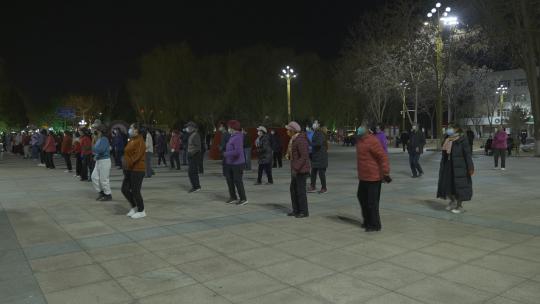 人们晚上跳广场舞的4k视频视频素材模板下载